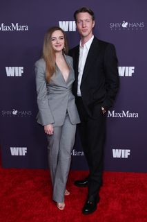 Joey King feet photo thumbnail