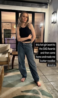 Joey King feet photo thumbnail