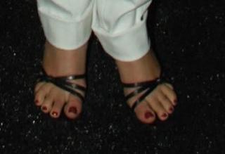 Joey Lauren Adams feet photo thumbnail