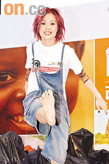 Joey Yung feet photo 5