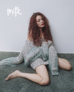 Joey Yung feet photo 13