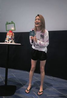 Joey Yung feet photo 18