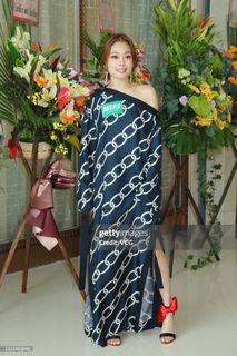 Joey Yung feet photo 9