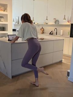 Johanna Klum feet photo 3