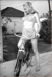 Joi Lansing feet photo 2