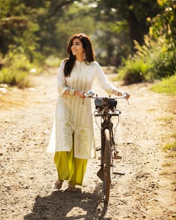 Jonita Gandhi feet photo 3