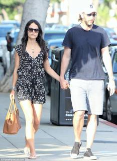 Jordana Brewster feet photo thumbnail