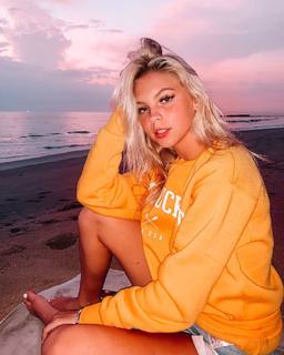 Jordyn Jones feet photo thumbnail