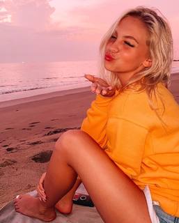 Jordyn Jones feet photo thumbnail