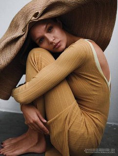 Josephine Skriver feet photo thumbnail