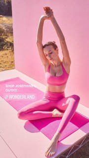 Josephine Skriver feet photo thumbnail