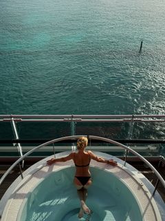 Josephine Skriver feet photo thumbnail