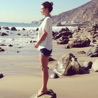 Josie Maran feet photo thumbnail