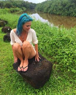 Josie Maran feet photo thumbnail