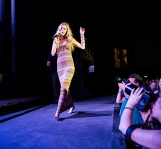 Joss Stone feet photo thumbnail