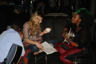 Joss Stone feet photo thumbnail