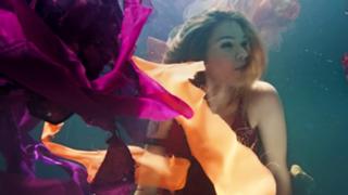 Joss Stone feet photo thumbnail