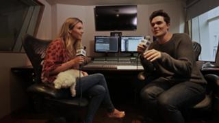 Joss Stone feet photo thumbnail