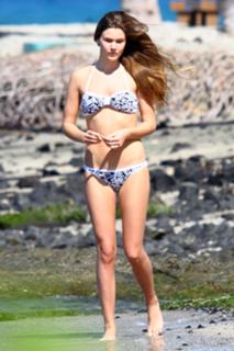 Joss Stone feet photo thumbnail