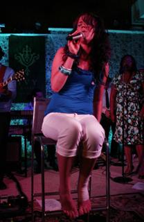Joss Stone feet photo thumbnail