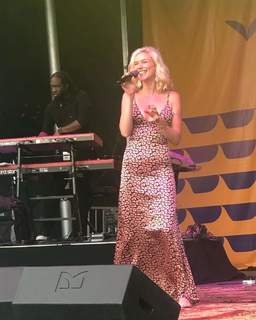 Joss Stone feet photo thumbnail