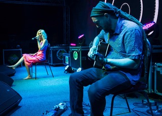 Joss Stone feet photo thumbnail