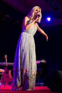 Joss Stone feet photo thumbnail