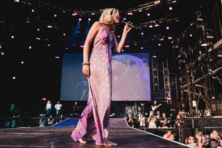 Joss Stone feet photo thumbnail