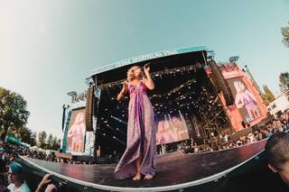 Joss Stone feet photo thumbnail