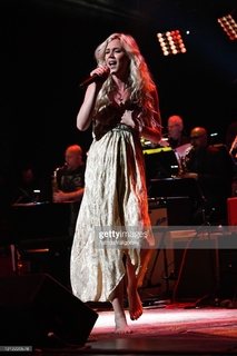 Joss Stone feet photo thumbnail