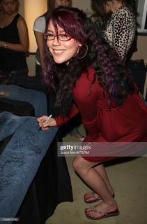 Joss Stone feet photo thumbnail