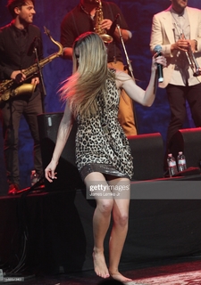 Joss Stone feet photo thumbnail