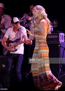 Joss Stone feet photo thumbnail