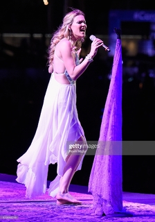 Joss Stone feet photo thumbnail