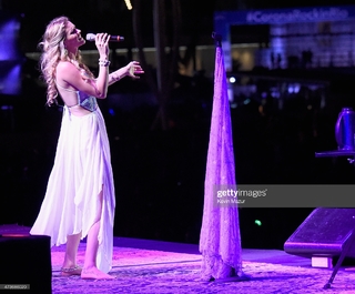 Joss Stone feet photo thumbnail
