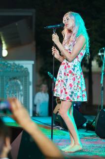 Joss Stone feet photo thumbnail