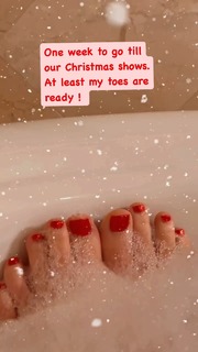 Joss Stone feet photo thumbnail