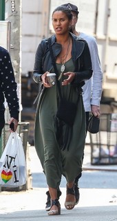 Joy Bryant feet photo thumbnail