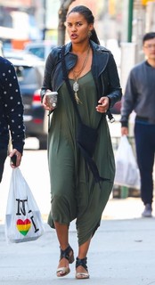 Joy Bryant feet photo thumbnail