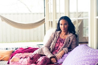 Joy Bryant feet photo thumbnail