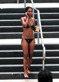 Joy Bryant feet photo thumbnail