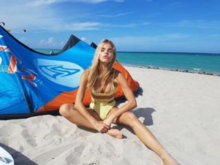 Joy Corrigan feet photo thumbnail