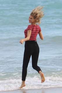 Joy Corrigan feet photo thumbnail