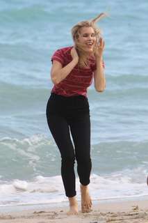 Joy Corrigan feet photo thumbnail