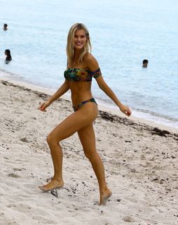 Joy Corrigan feet photo thumbnail