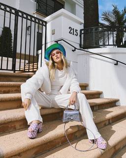 Joy Corrigan feet photo thumbnail