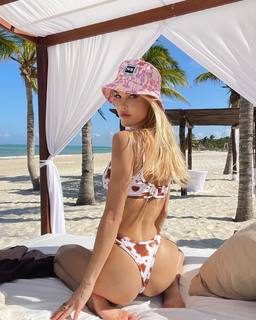 Joy Corrigan feet photo thumbnail