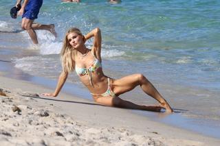 Joy Corrigan feet photo thumbnail