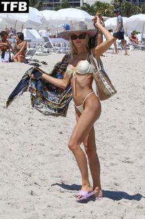 Joy Corrigan feet photo thumbnail