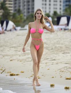 Joy Corrigan feet photo thumbnail